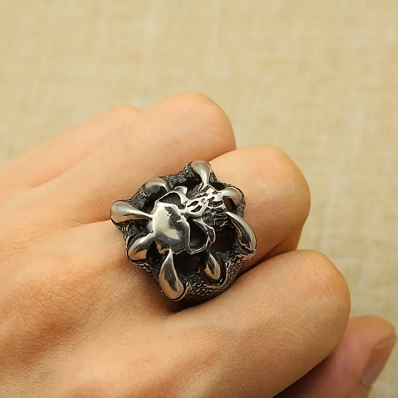 Eagle Claw Skull Ring - Picture 4 of 4